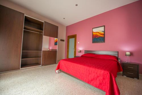 1 dormitorio con cama roja y manta roja en Vittoriosa Seafront Highly Furnished Apartment FL 4, en Birgu