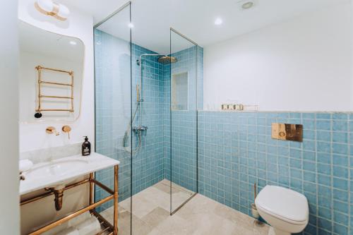 un bagno con wc, lavandino e doccia di Ocho Suites & Kitchen a Palma de Mallorca