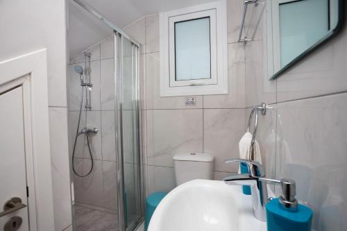 La salle de bains est pourvue d'une douche et d'un lavabo. dans l'établissement Villa Ioli Green Bay by TrulyCyprus, à Protaras