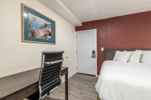 Ένα ή περισσότερα κρεβάτια σε δωμάτιο στο Econo Lodge Needles