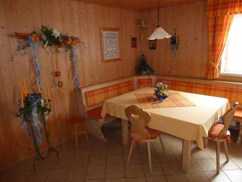 Un comedor con una mesa y sillas. en Pension Irene Nist, en Bad Birnbach