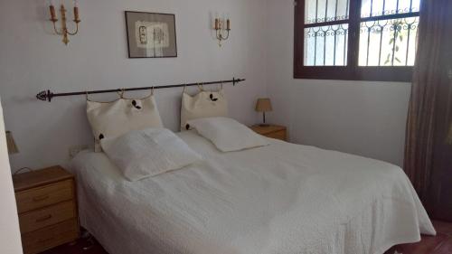 Tempat tidur dalam kamar di Villa Flora