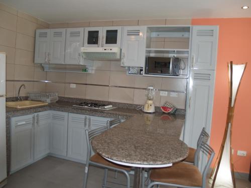 Kuchyň nebo kuchyňský kout v ubytování Apartamento de Lujo en Tonsupa