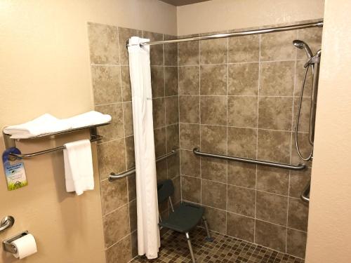 Et badeværelse på Days Inn by Wyndham West Des Moines