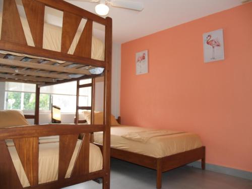1 dormitorio con 2 literas y paredes de color naranja en Apartamento de Lujo en Tonsupa, en Tonsupa