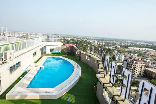 an overhead view of a swimming pool on top of a building at Residence Le Carat Bonapriso in Douala