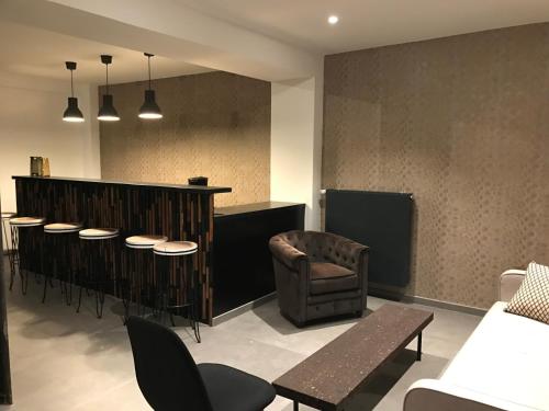 a waiting room with a chair and a table at Les Cépages in Le Mesnil-sur-Oger