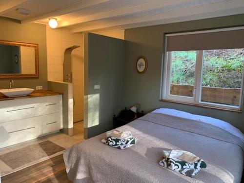 A bed or beds in a room at Het Fazantenbosje