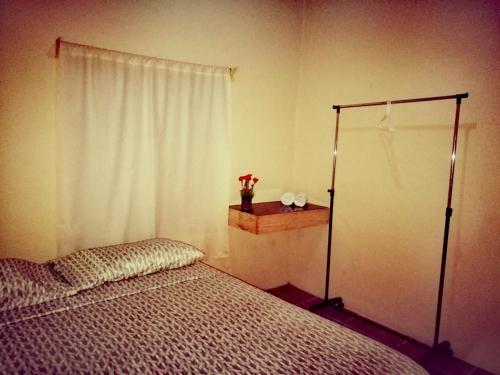a bedroom with a bed and a window at Apartamentos Morpho CR 2 in Quepos