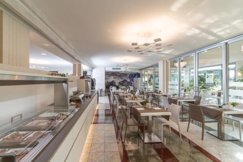 A restaurant or other place to eat at Alfa Fiera Hotel