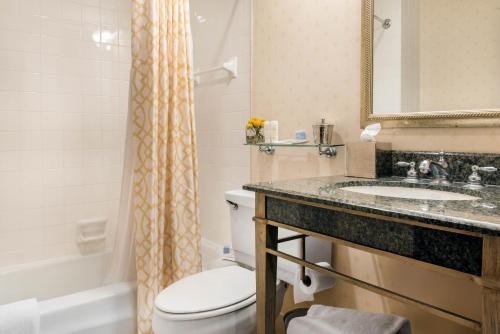 Phòng tắm tại Omni Severin Hotel