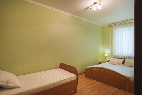 トリヤッチにあるApartment Vizaviの小さなベッドルーム(ベッド2台、窓付)