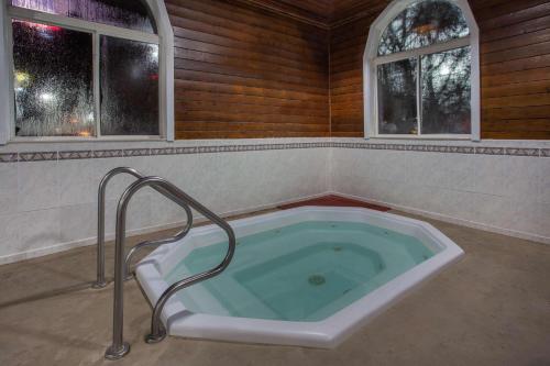 Bazén v ubytování La Quinta Inn by Wyndham Peru Starved Rock State Park nebo v jeho okolí
