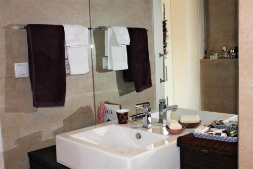 BERNABEU, luxury y luminoso apartamento entero في مدريد: حمام مع حوض ومرآة ومناشف