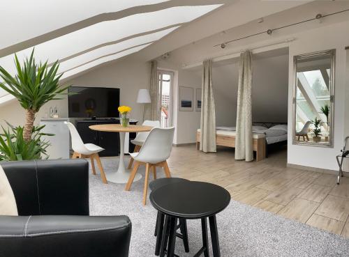 sala de estar con sofá y mesa en Arena Stadt München, en Múnich