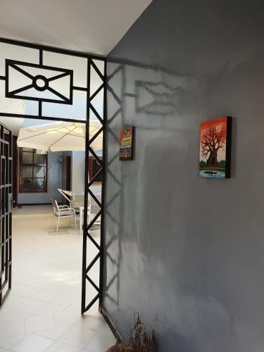 a room with a ladder and a picture on the wall at Maison d'Hôtes entière Cité Douane Golf Dakar in Dakar