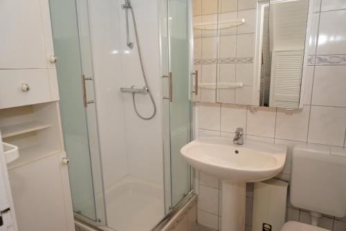 y baño blanco con lavabo y ducha. en Zeltdachhaus _ 2 x TV _ ruhige Lag en Damp