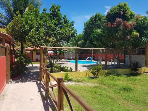 uma cerca em frente a uma piscina em Casas Barra Sol em Barra Grande
