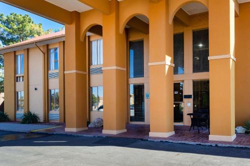 Rodeway Inn & Suites – Photos 2