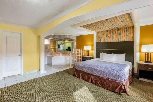 una camera d'albergo con letto e bagno di Econo Lodge Beach and Boardwalk ad Atlantic City