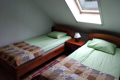 Un pat sau paturi într-o cameră la Dom pod Dziką Gruszą