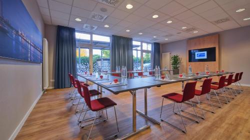 a conference room with a long table and chairs at Holiday Inn Express Düsseldorf - City North by IHG in Düsseldorf