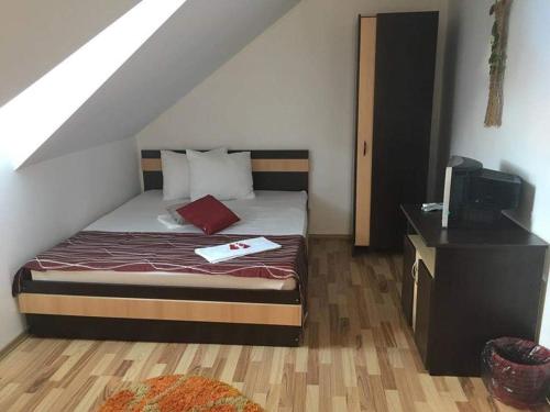 a bedroom with a bed and a dresser in a room at Vila Denis in Costinesti