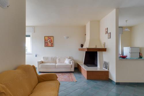 sala de estar con sofá y chimenea en °la casetta d'Amare°, en Torre Suda