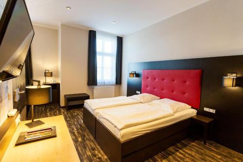 TV a/nebo společenská místnost v ubytování Altora Eisenbahn Themenhotel