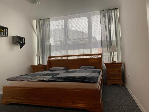 Schlafzimmer mit einem Bett vor einem Fenster in der Unterkunft Penzión Exclusive in Trenčín