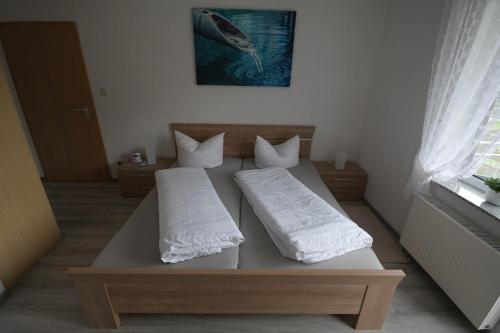 
Ein Bett oder Betten in einem Zimmer der Unterkunft Hotel-Restaurant Forellenzucht
