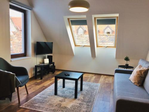 - un salon avec un canapé et une table dans l'établissement K29-cozy apartment in the dowtown of Győr, à Győr