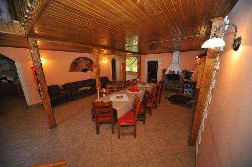 - une salle à manger avec une table et des chaises dans l'établissement Cabana Sebes Bera, à Făgăraş