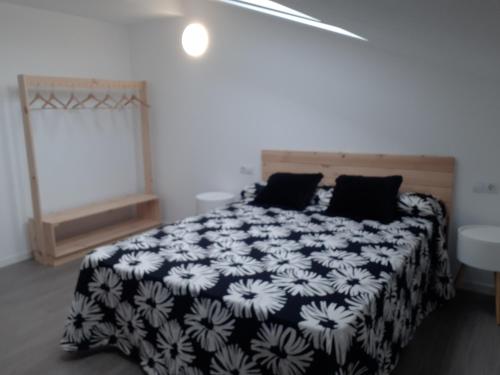 Una cama o camas en una habitación de Tocando el Cielo, apartamento con parking incluido