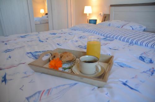 een dienblad met een kopje koffie en een bord eten op een bed bij Donato Vrsi in Vrsi
