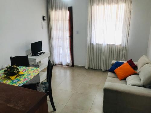 sala de estar con sofá y mesa en Apartamento em Lençóis No 102, en Lençóis