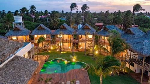 una vista aérea de una villa con piscina en Ventura Barra Grande en Barra Grande