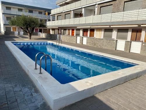 Бассейн в Apartamento con piscina a 350 metros de la playa или поблизости