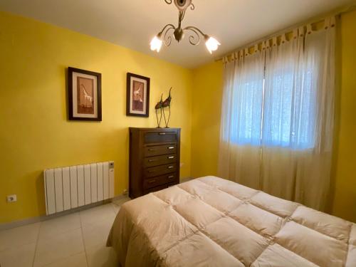 um quarto com uma cama, uma cómoda e uma janela em Apartamento con piscina a 350 metros de la playa em Vinarós