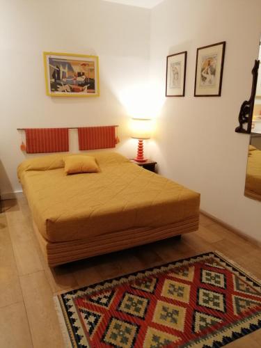 - une chambre avec un lit doté d'une lampe et d'un tapis dans l'établissement Rizzi, elegante monolocale in Centro Storico, à Venise