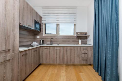 O bucătărie sau chicinetă la Apartments LORA in Apart-hotel