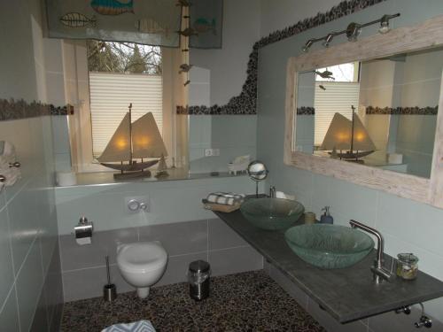 uma casa de banho com 2 lavatórios e um espelho em Ferienwohnung "Hinter den sieben Bergen" em Schwarzenberg