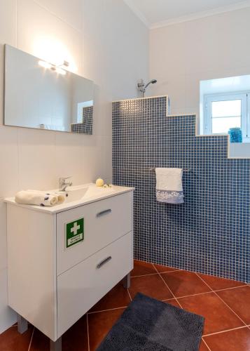 a bathroom with a sink and a mirror at Casa da Fazenda (Mountain View) in Conceição