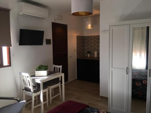 a kitchen and dining room with a table and chairs at La Posada de Mijas in Mijas