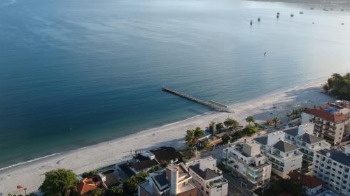 uma vista aérea da praia e dos edifícios em Mar de Canasvieiras Hotel e Eventos em Florianópolis