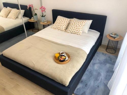 sypialnia z łóżkiem z miską jedzenia w obiekcie Apartament Nadmorski Kołobrzeg II w Kołobrzegu