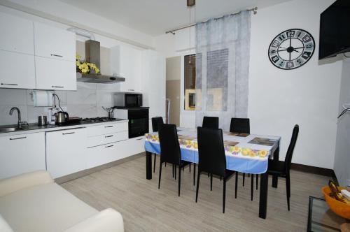 kuchnia i jadalnia ze stołem i krzesłami w obiekcie Bologna Dream Apartments w Bolonii