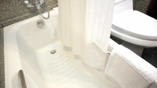 Ένα μπάνιο στο Majestic Suites Hotel