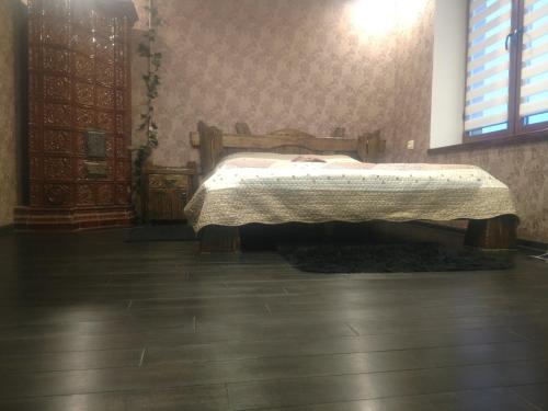 リヴィウにあるMagnificent apartment in Central Lvivのベッドルーム1室(ベッド1台付)