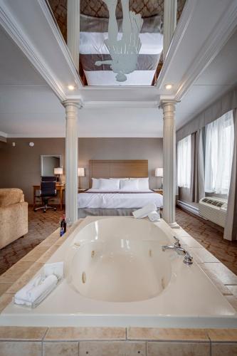 Cama o camas de una habitación en Monte Carlo Inn Vaughan Suites